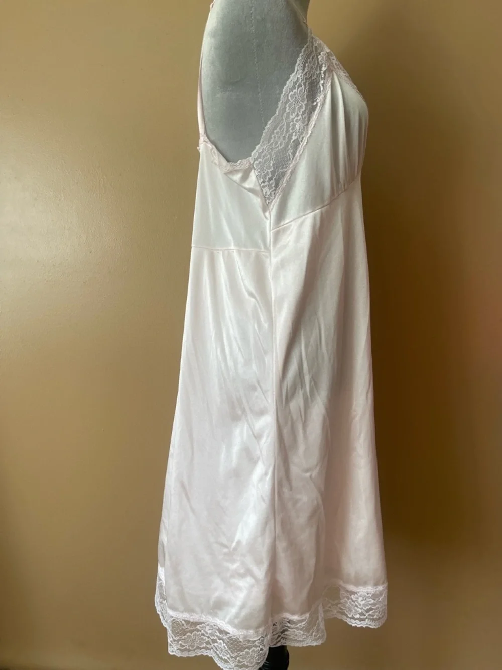 Vintage 1960-1970s Delicate Lace-Trim nightgown in Soft Pink size large (40) - Picture 4 of 7
